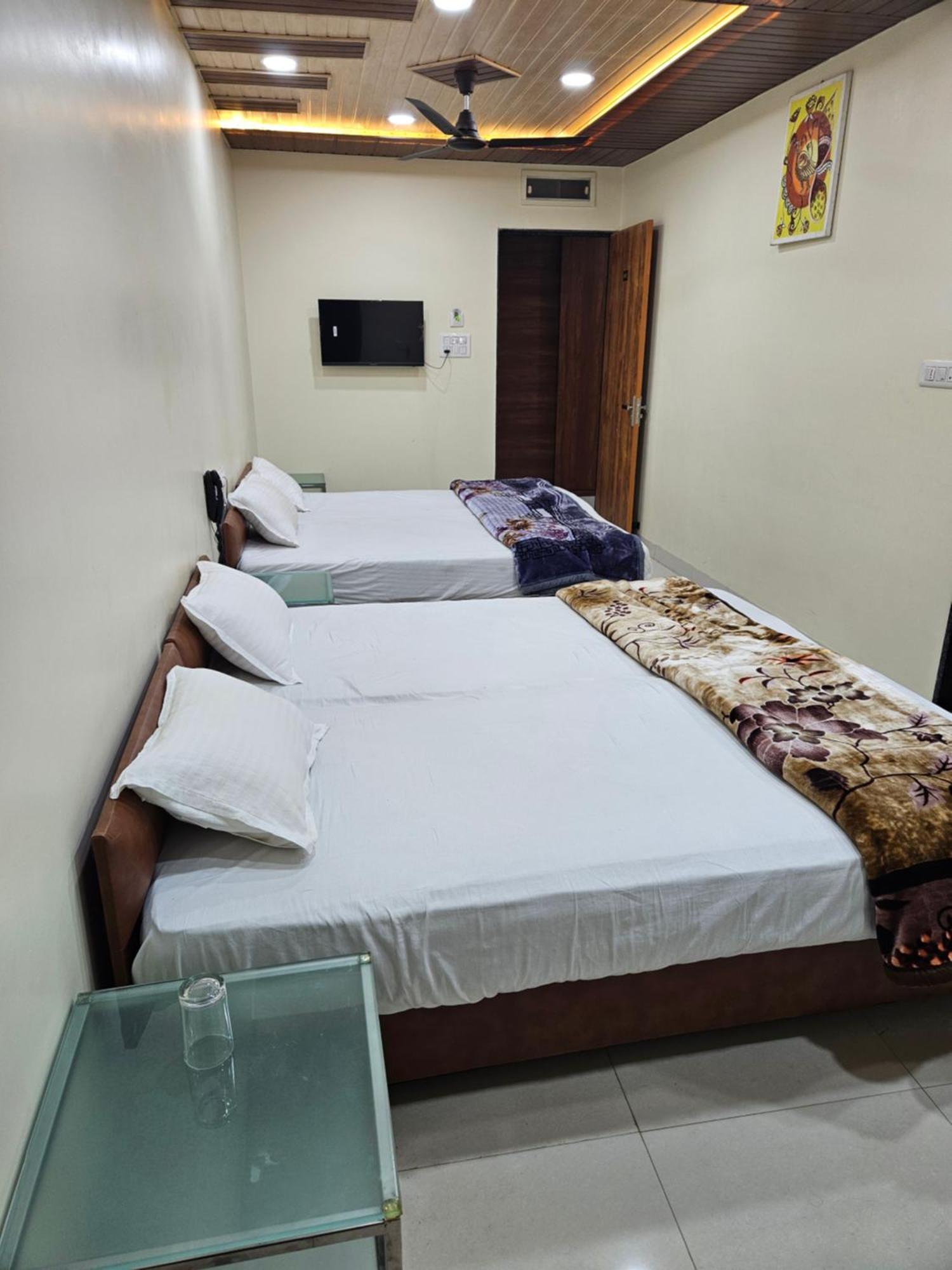 Shri Shiv Ganga Bhakt Niwas Hotell Ujjain Eksteriør bilde