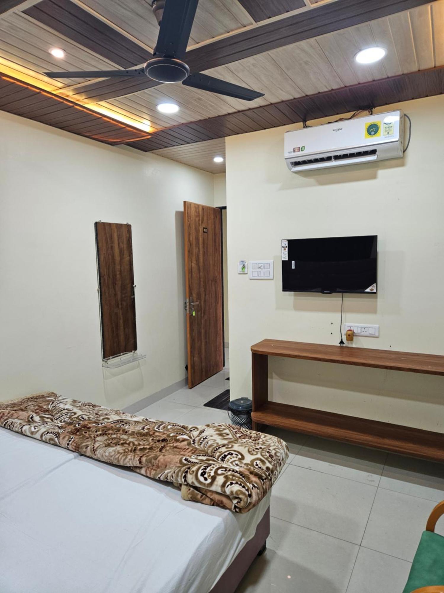 Shri Shiv Ganga Bhakt Niwas Hotell Ujjain Eksteriør bilde