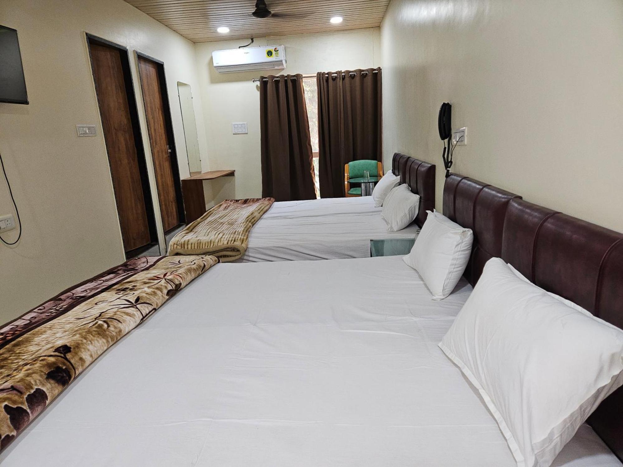 Shri Shiv Ganga Bhakt Niwas Hotell Ujjain Eksteriør bilde