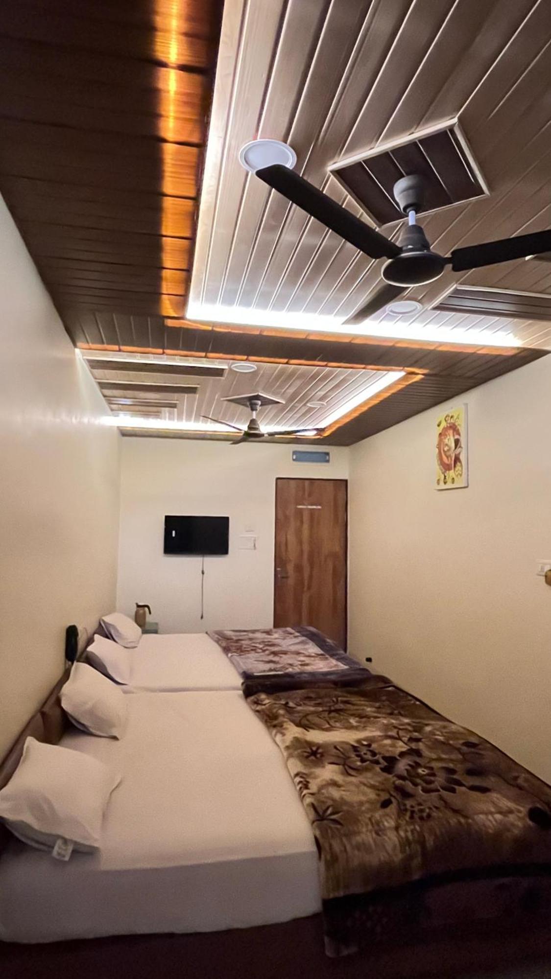 Shri Shiv Ganga Bhakt Niwas Hotell Ujjain Eksteriør bilde