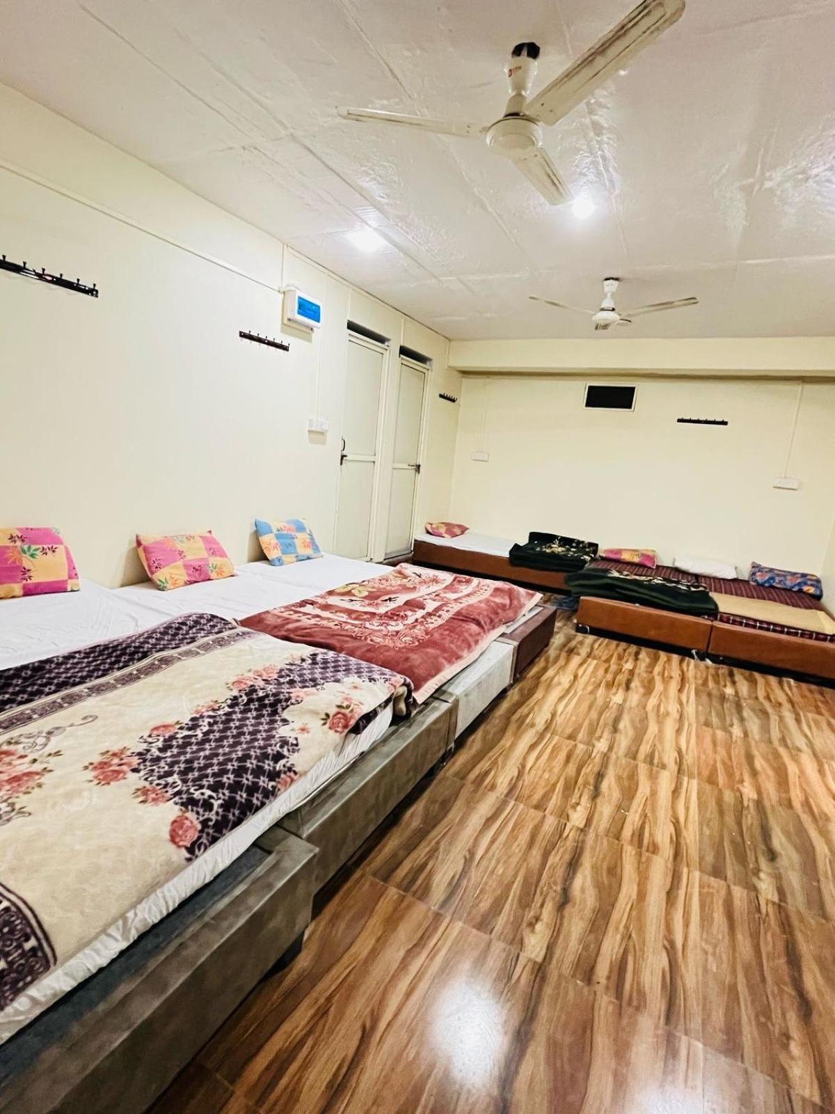 Shri Shiv Ganga Bhakt Niwas Hotell Ujjain Eksteriør bilde