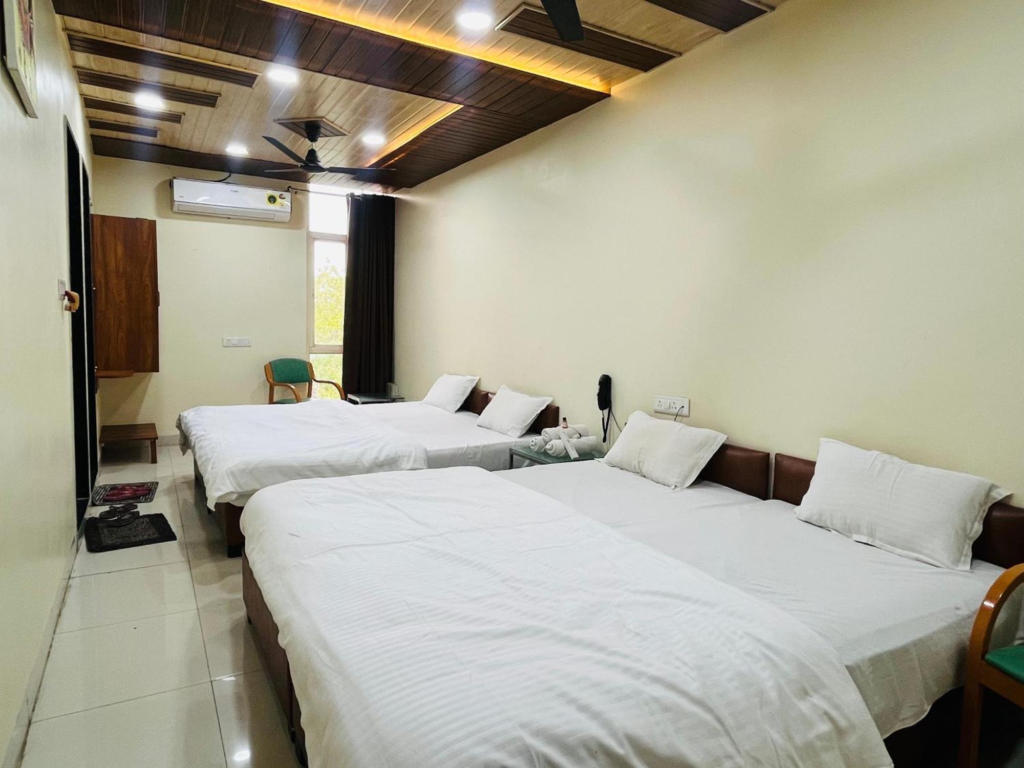 Shri Shiv Ganga Bhakt Niwas Hotell Ujjain Eksteriør bilde